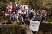 Voluntarios de Alcoa y de Erreka-Mendi limpian los márgenes del río Etxano