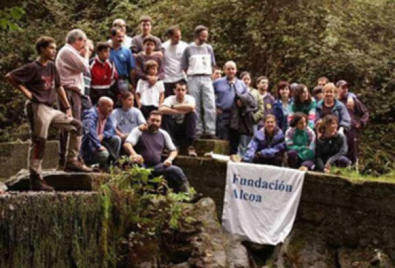 Voluntarios de Alcoa y de Erreka-Mendi limpian los márgenes del río Etxano