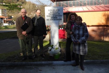 Inauguran en Sopuerta un monolito en homenaje a Felipe Ortiz