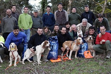 «Kaiser» y Arkaitz Beaskoetxea, primeros en la prueba de perros de rastro celebrada en Sabaiza