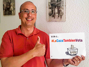 La onc anima a los cazadores a hacerse fotos con el cartel de #lacazatambienvota y a apoyar la campaña en sus redes sociales