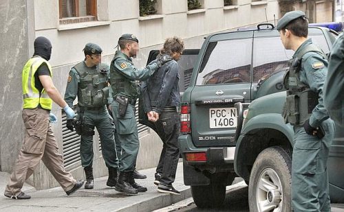 BI06. BILBAO, 22/06/2011.- Efectivos de la Guardia Civil, durante la operación realizada en Bilbao en la que han detenido a varios ecologistas radicales (en la imagen), y que también se desarrolla en Madrid, Pontevedra y Gijón. EFE/Alfredo Aldai TELETIPOS_CORREO:%%%,%%%,%%%,GUARDIA CIVIL