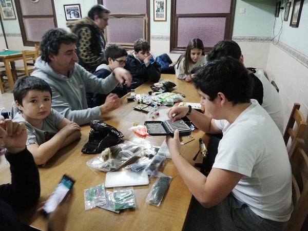 ADECAPGAZTEAK continúa con su escuela de pesca para los más jóvenes