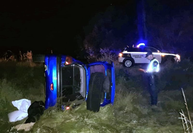 Vuelca un coche tras atropellar un jabalí