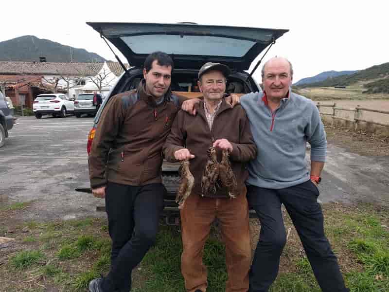 Foto del día. Tres generaciones de cazadores en una imagen