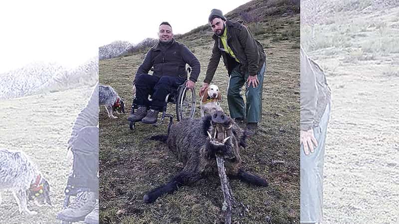 La caza no tiene límites: Abate un jabalí de más de 100 kg desde su silla de ruedas
