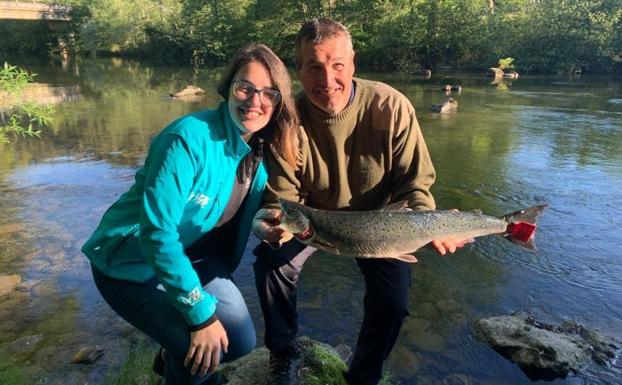 Bernabé Ortiz pesca el ‘campanu’ de Cantabria en el río Asón