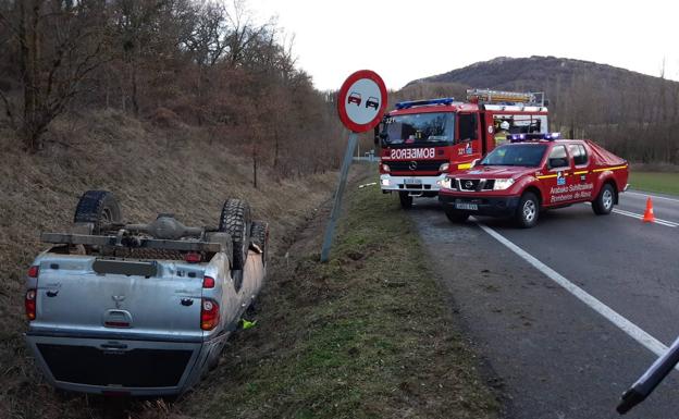 Un conductor herido tras volcar por esquivar a un corzo en Arraia-Maeztu