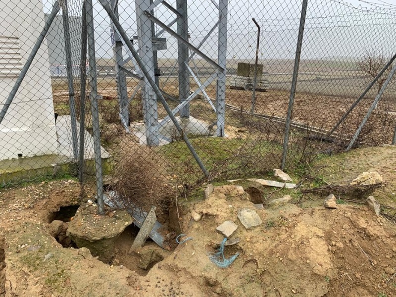 Los conejos dañan una torre comunicaciones que esta apunto de desplomarse