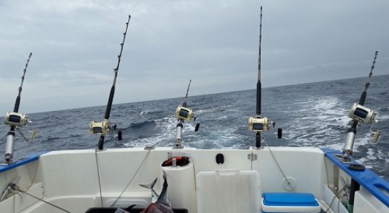 La pesca recreativa en una embarcación es mucho más segura que desde la costa